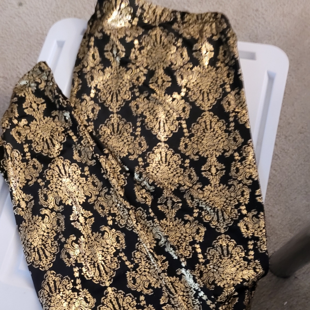 Gold foil metallic stretch leggings by Romeo and Juliet Couture, Sz M